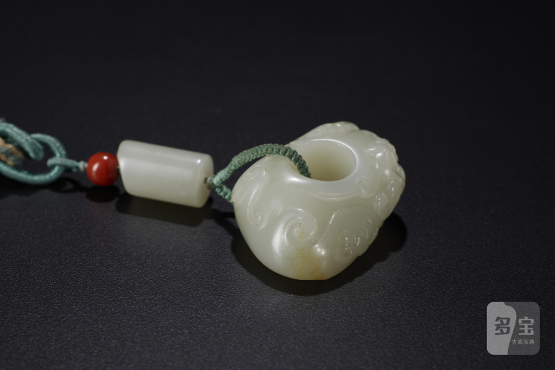 清  白玉雕螭龙鸡心佩多宝串 - 图4